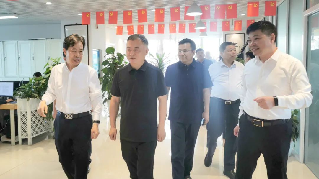 新密市委常委、政法委書記劉軍杰一行蒞臨榮盛科技集團調(diào)研指導(dǎo)